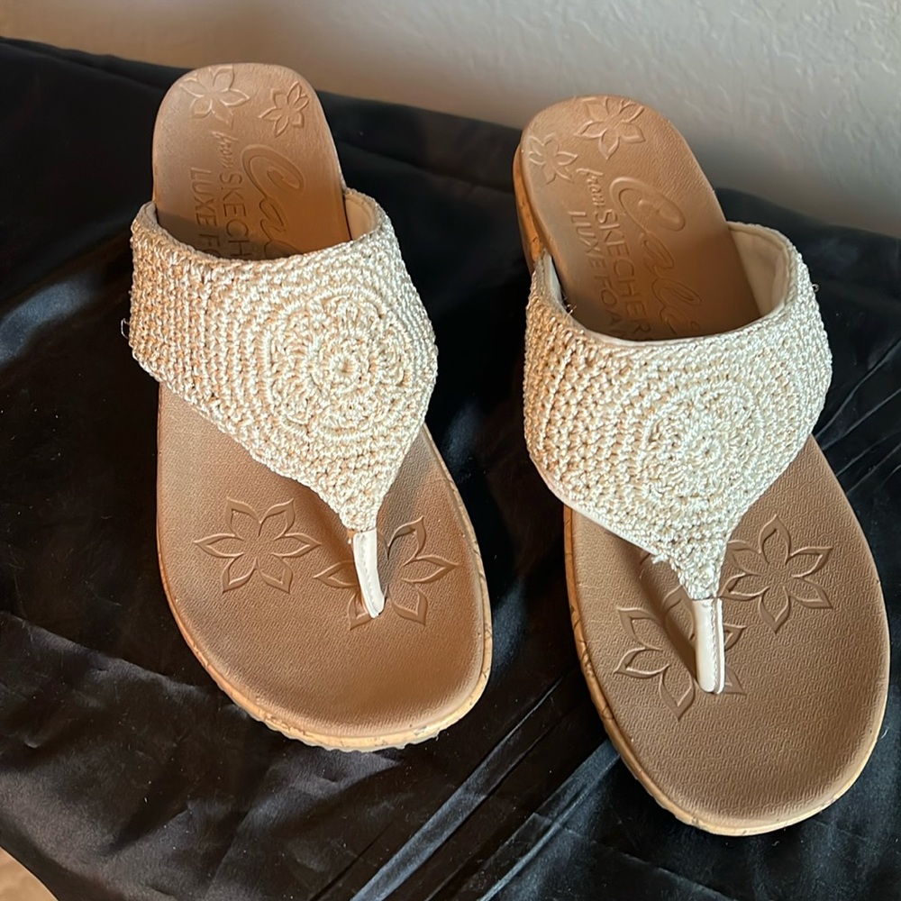 Skechers “Cali” Luxe-foam thong wedge, sandal, size 7 in natural.